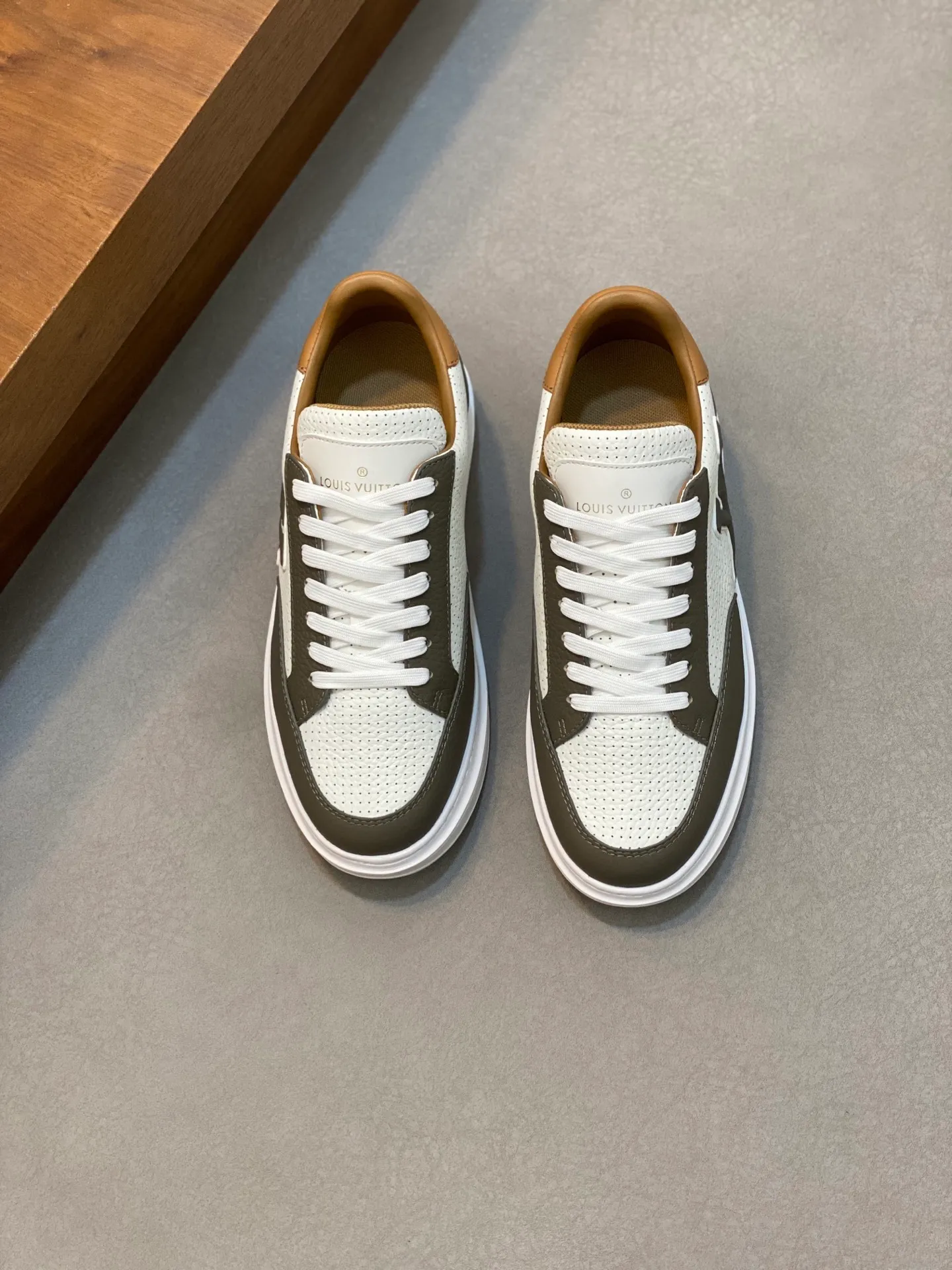 Factory Price: 400💰LV🔍Top Purchasing Agency🇮🇹 Lu Street Boy’s popular sports shoes counter synchronized, uppers imported from Italy cowhide fabric, high-quality complex splicing crafts, imported water-dyed cowhide lining cowhide feet Sole: Original sole provided by the original factory, T men's men's shoes 💰U exclusive movable molded sole, super comfortable, original factory follow-up goods, 🔍🔍high quality, can be entered and exited the counter at will, welcome to compare, code number 39-44 (order 38 45)